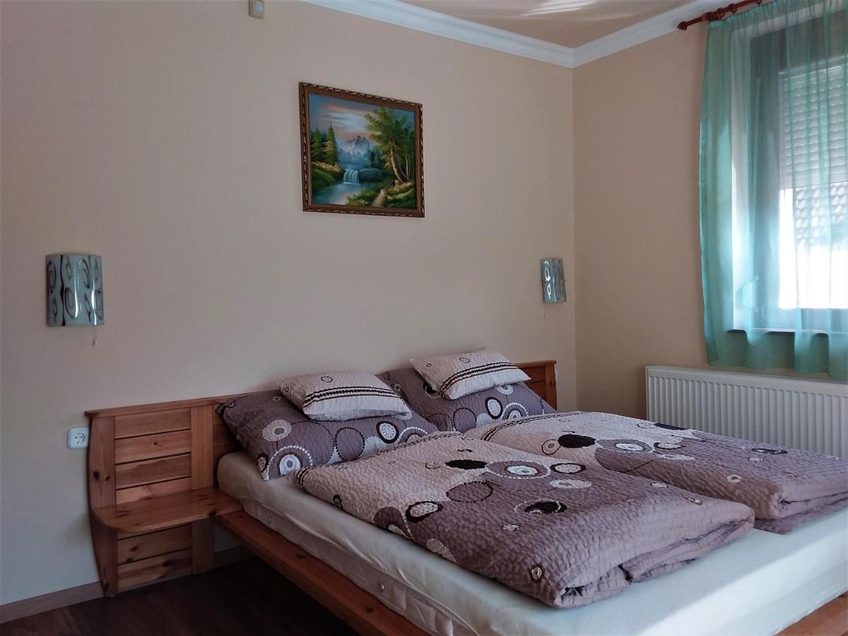 Nefelejcs Fagyizó és Apartmanház Kistolmacs Exterior foto