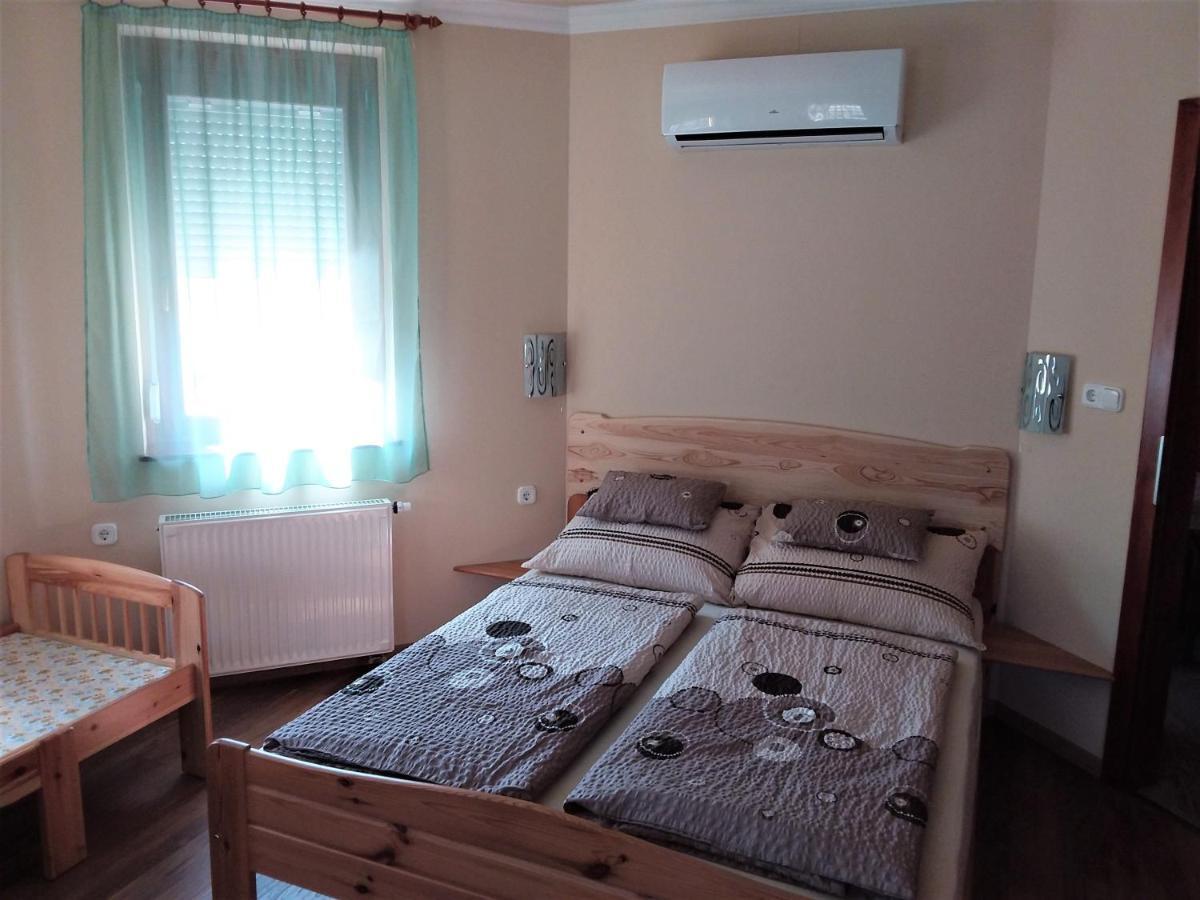 Nefelejcs Fagyizó és Apartmanház Kistolmacs Exterior foto